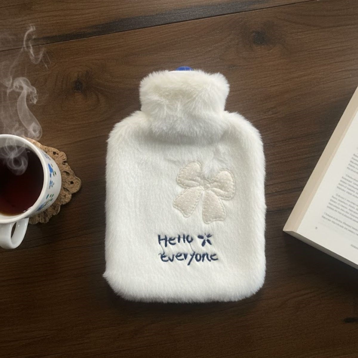 Hello Everyone Yazılı Kurdeleli Beyaz Peluş  – Yumuşak Kılıf,n Termal Sıcak Su Torbası 1 Lt